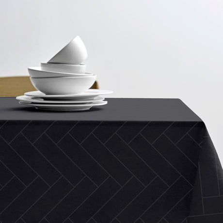 Södahl Tiles Ash mörkgrå, klassisk damastvävd textilduk på bordet