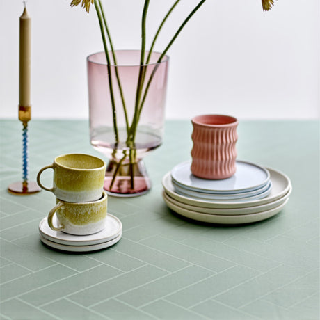 Tiles Hedge Green - Södahl damastvävd textilvaxduk 100 % bomull med glidskydd, närbild