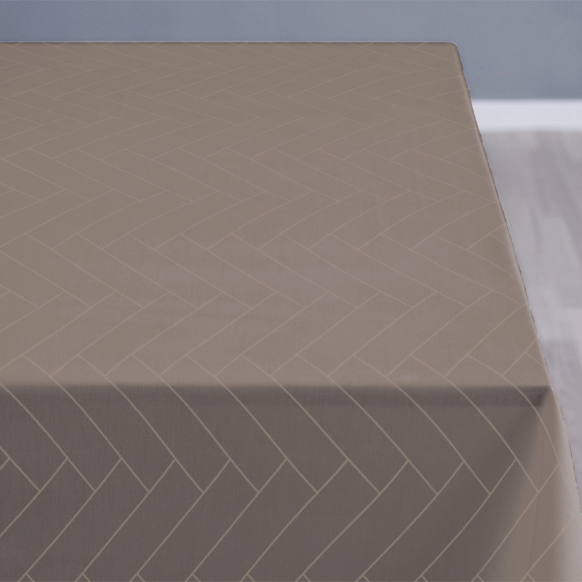 Södahl Tiles Taupe gråbrun, klassisk damastvävd textilvaxduk med glidskydd