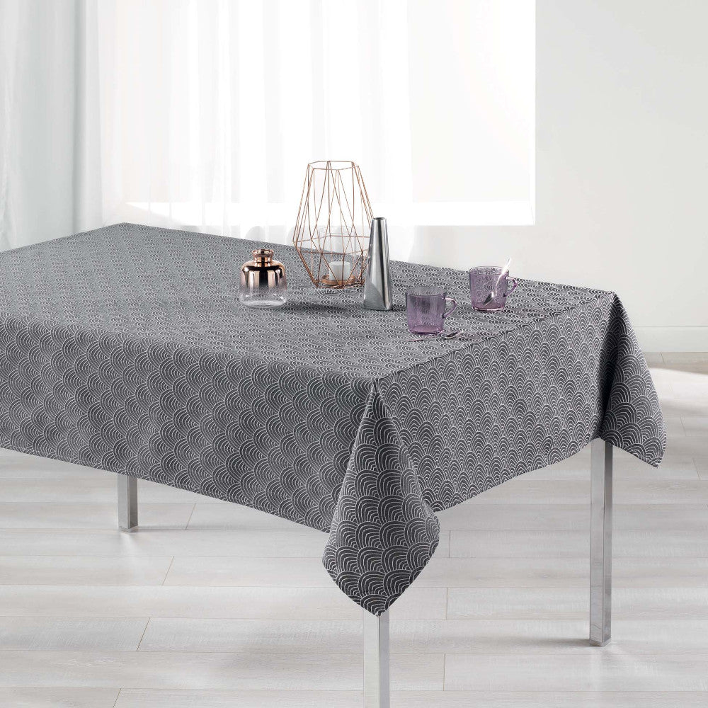 Tokio Jacquard Antracit 140x250 cm – Damastduk med fläckskydd, miljöbild