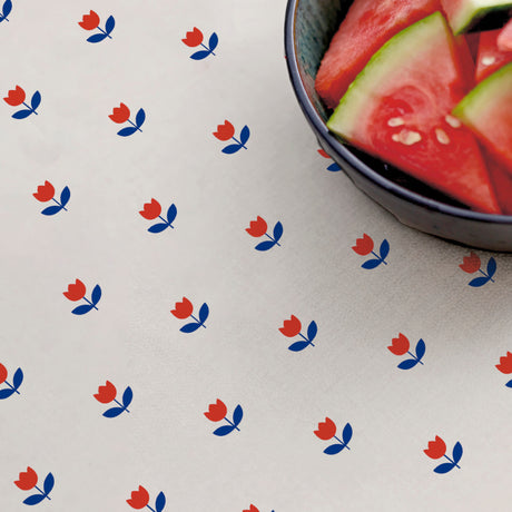 Närbild av Tulip Royal Blue - Sødahl textilduk med tulpaner i rött och blått