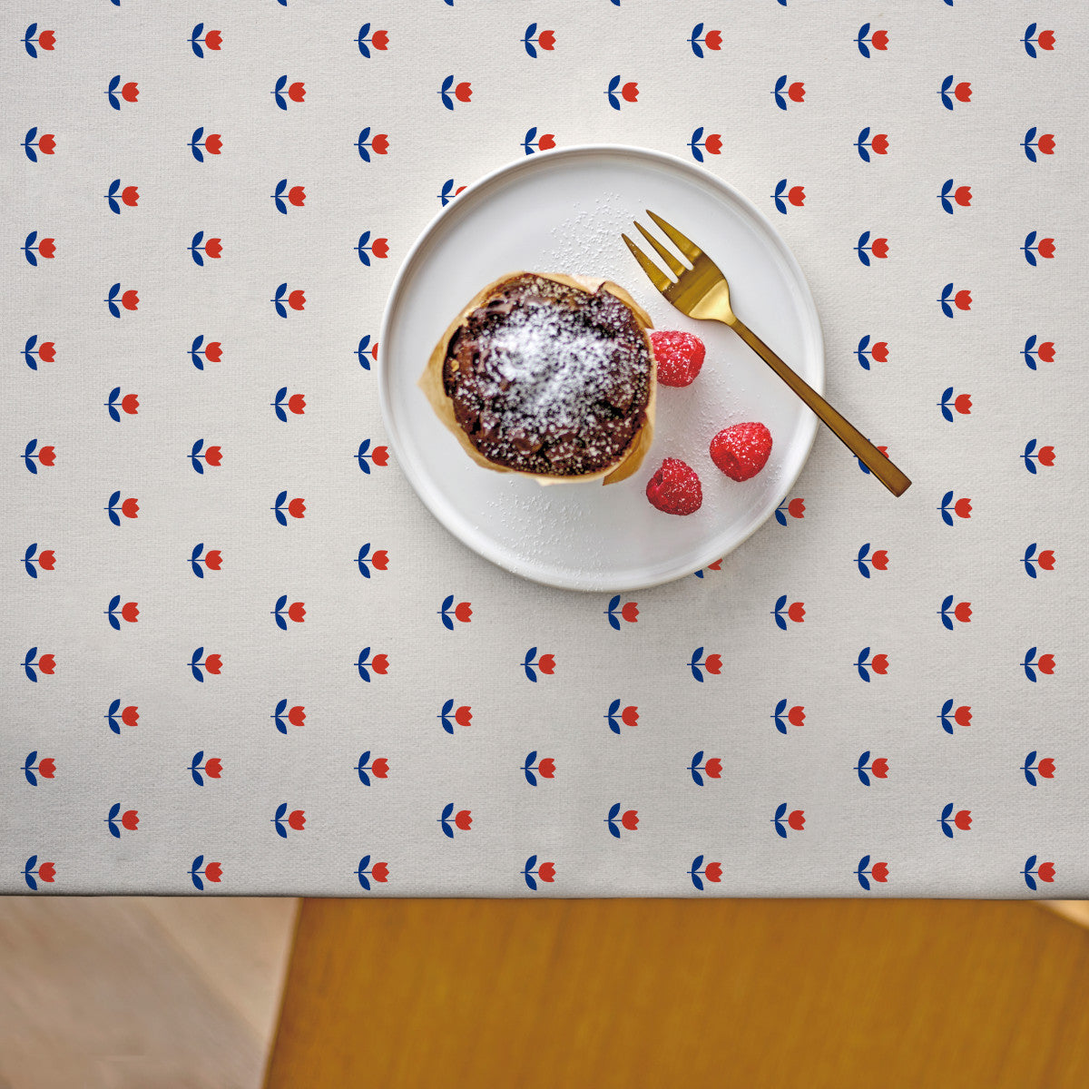 Tulip Royal Blue - Sødahl textilduk med tulpaner i rött och blått uppifrån