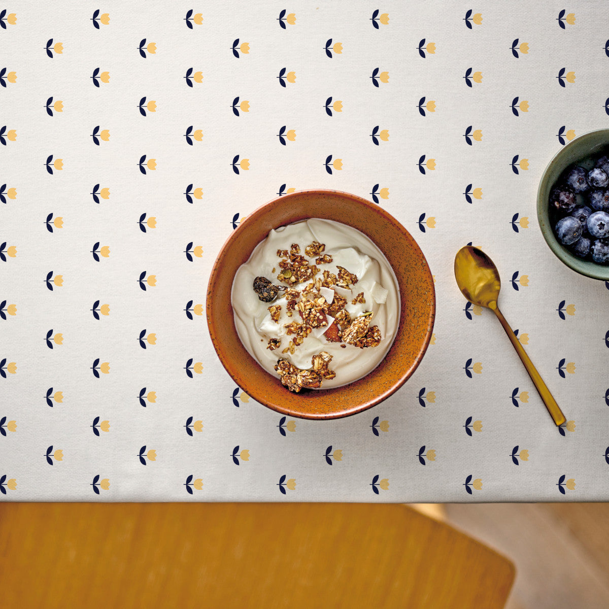 Tulip Royal Yellow - Sødahl textilduk med tulpanmotiv i gult och svart, uppifrån