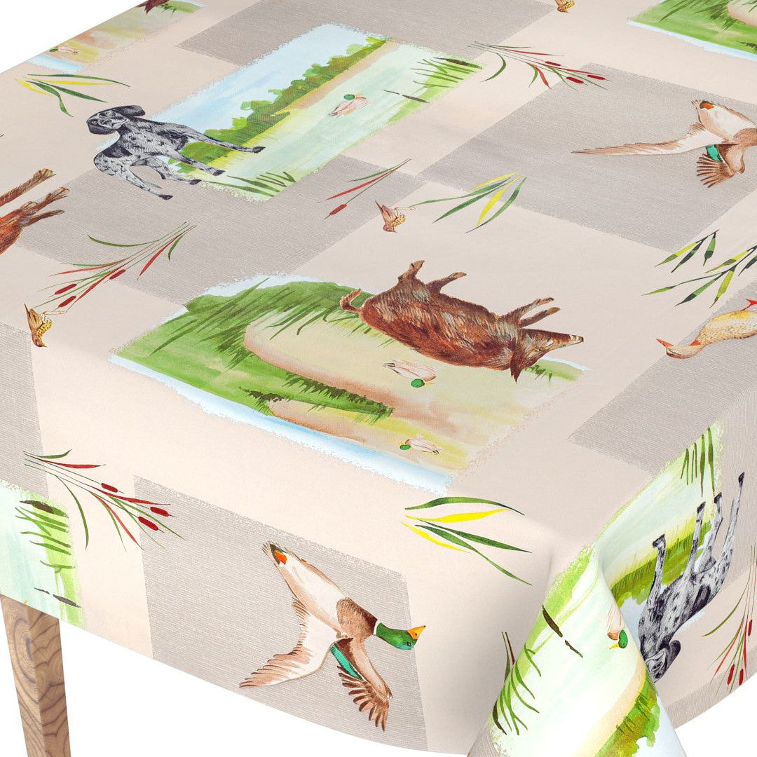 Närbild av Riktigt fin vaxduk med vackra natur- och djurmotiv. Ett självklart val för dig som älskar att vistas i naturen