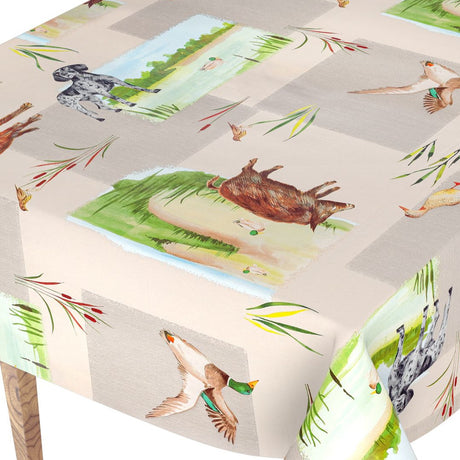 Närbild av Riktigt fin vaxduk med vackra natur- och djurmotiv. Ett självklart val för dig som älskar att vistas i naturen