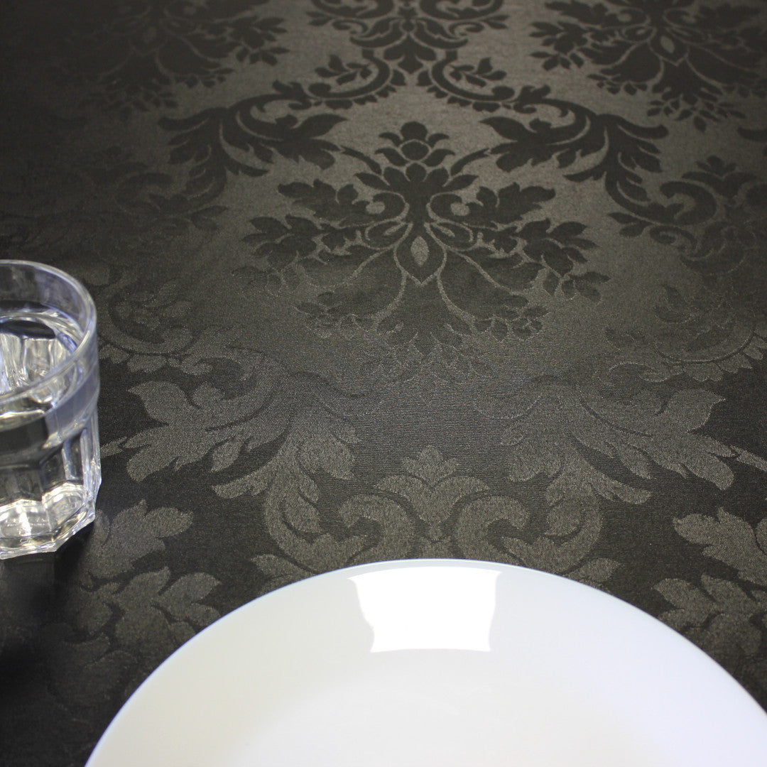 Versailles Black – Svart jacquardvävd textilvaxduk med humleornament
