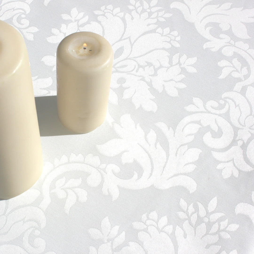 Versailles White textilduk med klassiskt humleornamentsmönster, 180 cm