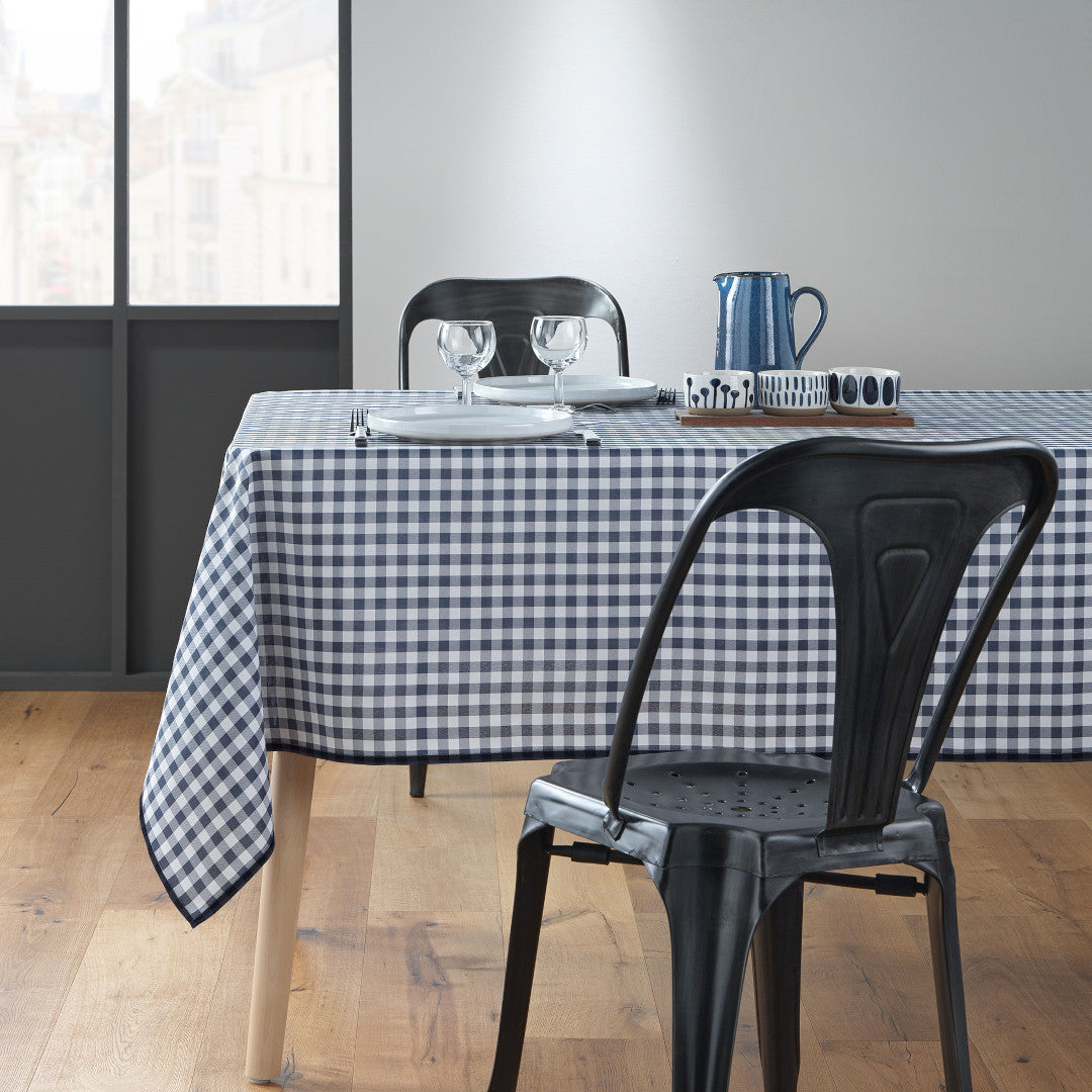 Vichy Blå 150 x 240 cm rektangulär duk med fläckskydd och rutor miljöbild