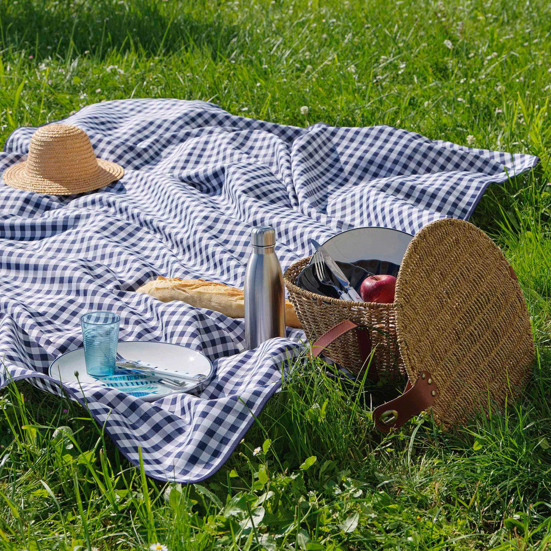 Vichy Blå Ø 180 cm, rund duk med fläckskydd och rutor utomhus