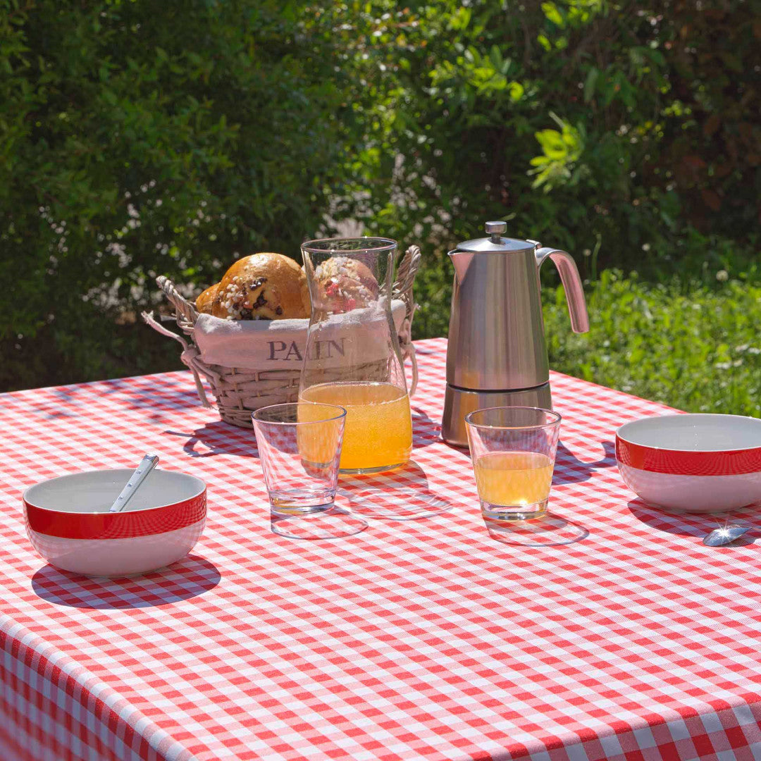 Vichy Röd 150 x 240 cm, rektangulär duk med fläckskydd och rutor, dukad