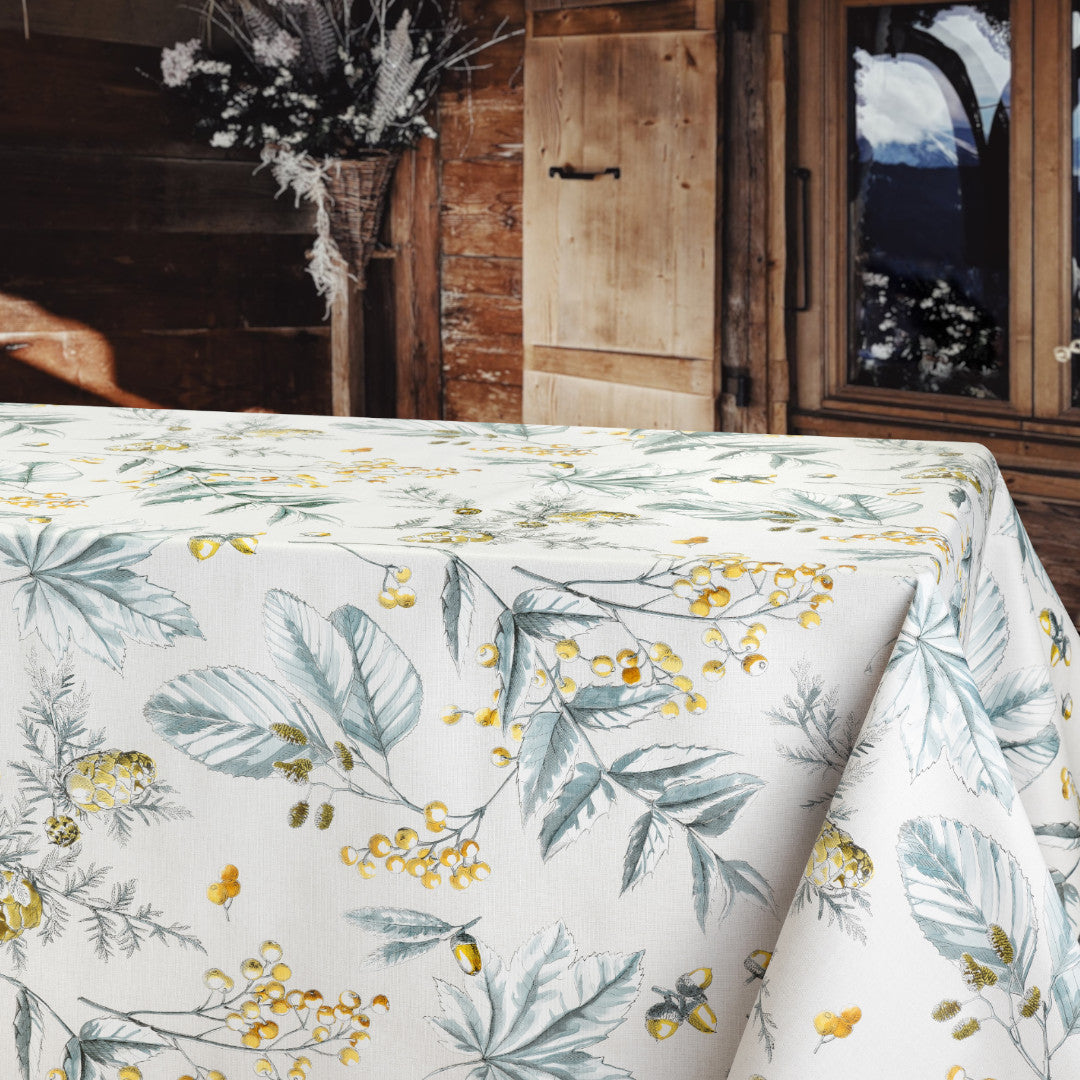 Vinterbotanik Gyllene - Vaxduk med löv, kottar och gyllene bär. På bordet, miljöbild