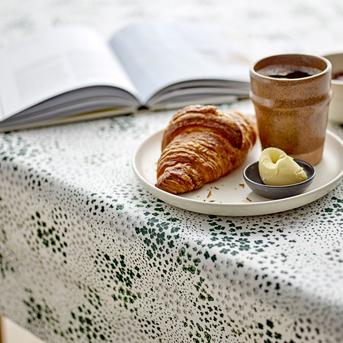 Viola Green - Södahl textilvaxduk i 100% bomull med glidskydd