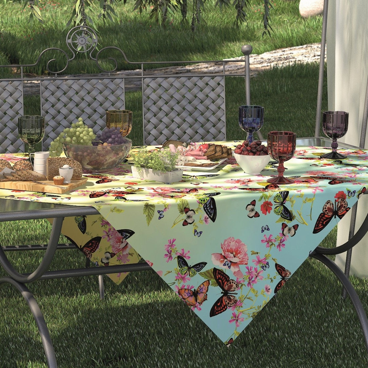 Aimee, vaxduk med massor av fjärilar och blommor miljöbild