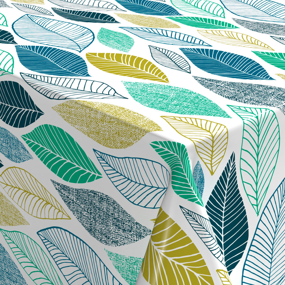 Närbild av Cascade - Lätt präglad vaxduk med blad i blå och gröna nyanser.