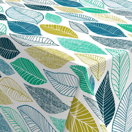 Närbild av Cascade - Lätt präglad vaxduk med blad i blå och gröna nyanser.