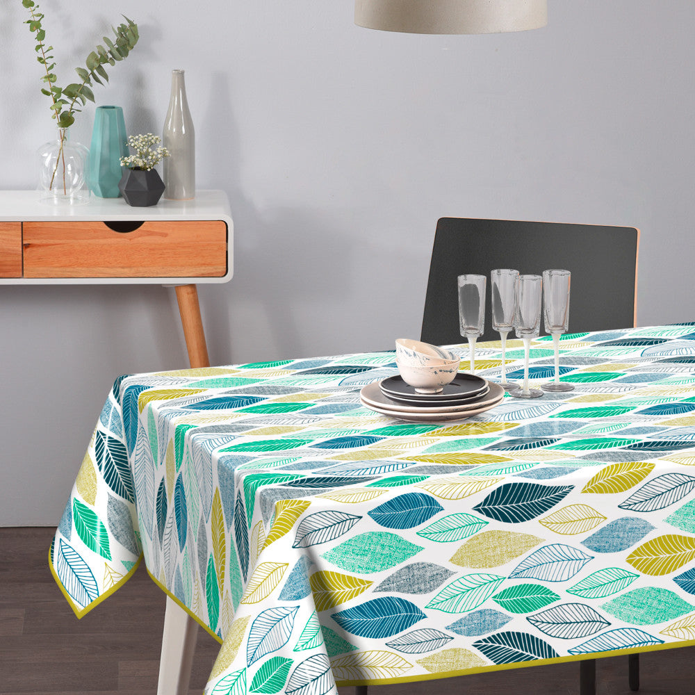 Miljöbild med Cascade - Lätt präglad vaxduk med blad i blå och gröna nyanser.