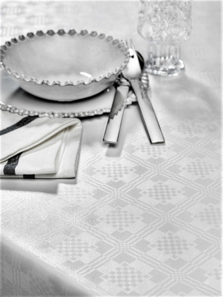 Damast Carre Classic vit, damast präglad vaxduk på bordet