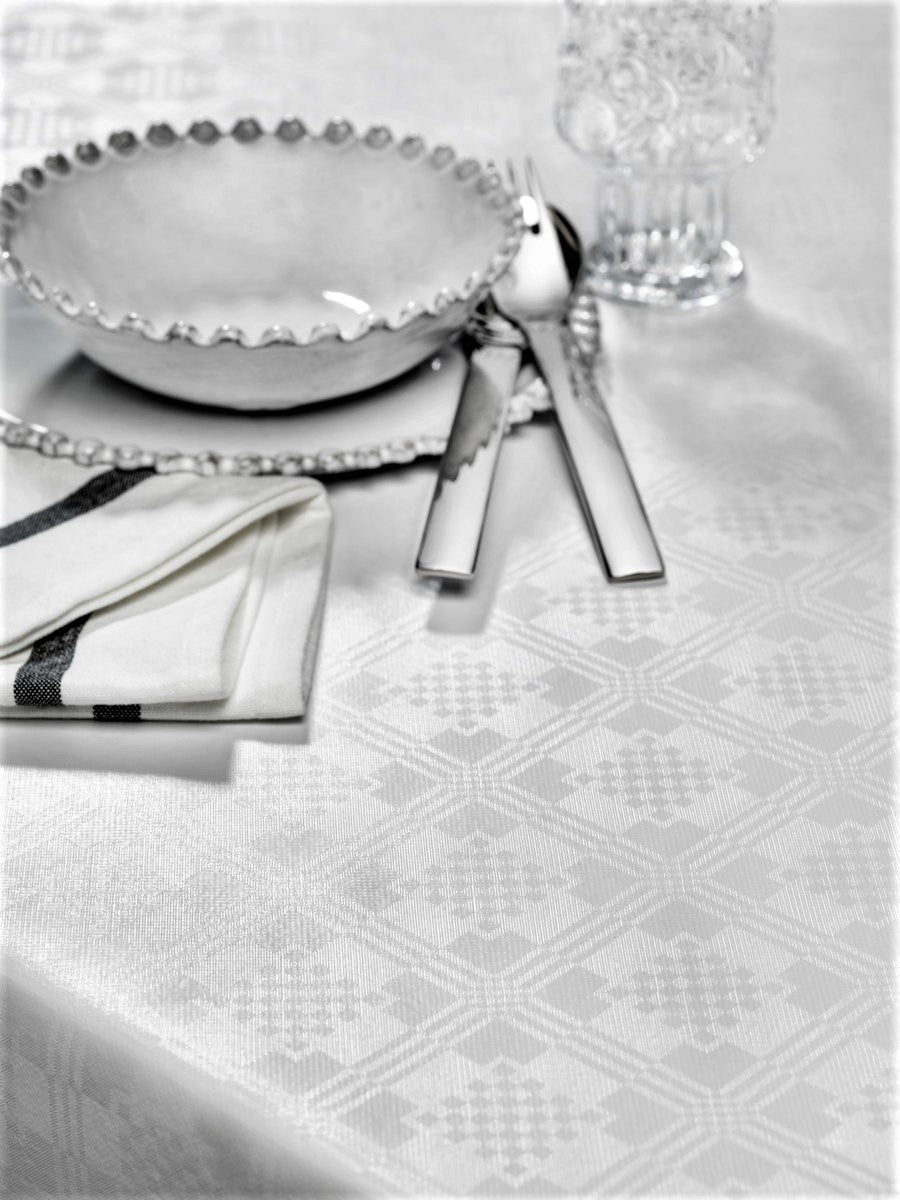 Damast Carre Classic vit, damast präglad vaxduk på bordet
