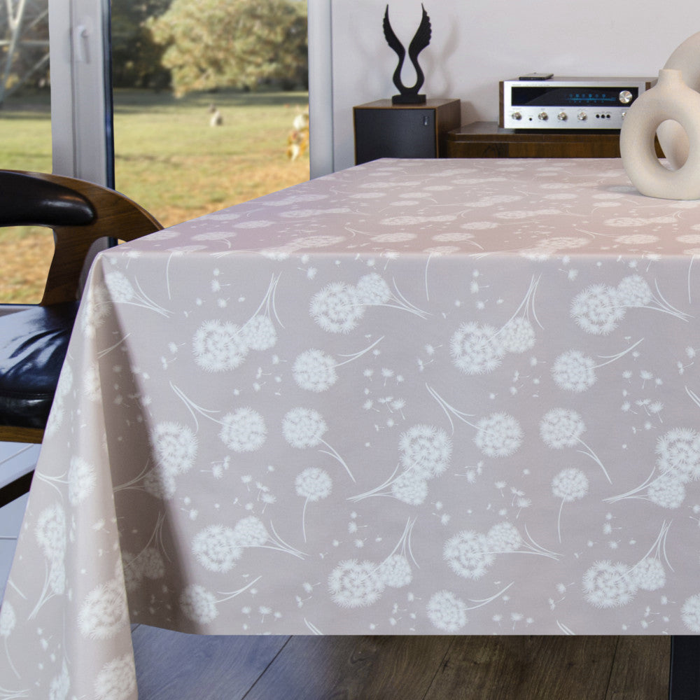 På bordet Fnok Beige Vaxduk med maskrosor och tygliknande yta