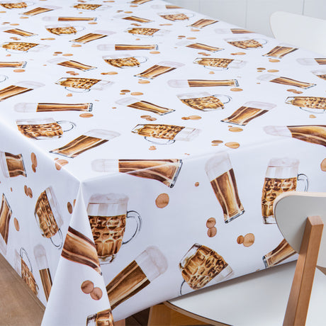 Vaxduk med glas skummande öl