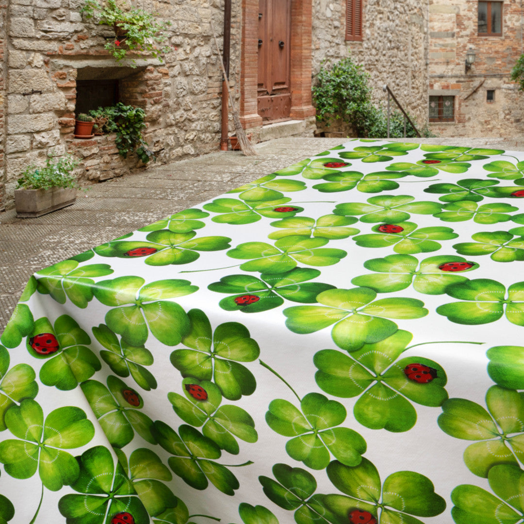 Milojöbild med Vaxduk med nyckelpigor och fyrklöver