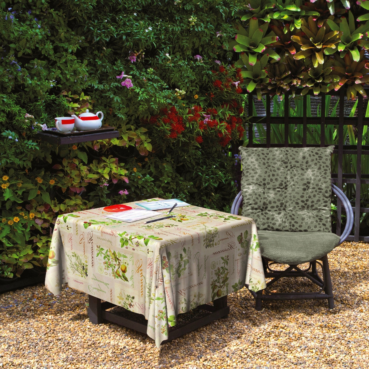 Miljöbild med Rosalie, dekorativ vaxduk med äpplen, päron, nypon och oliver