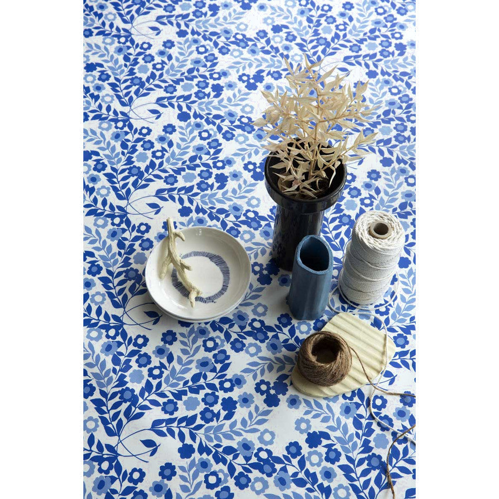 Lola vaxduk - Wallflower Heavenly Blue på dukat bord
