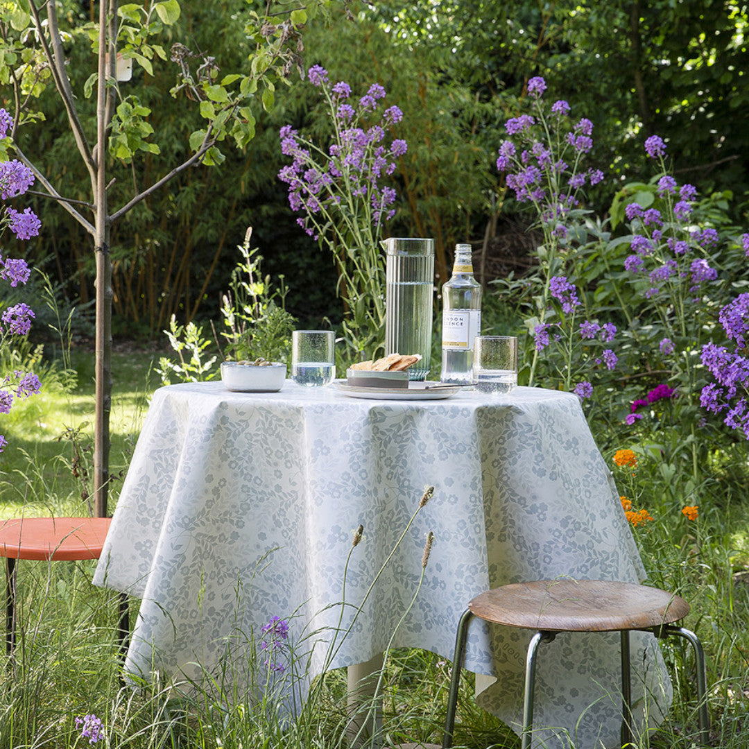 Wallflower Ice Grey - Lola rund vaxduk med blomsterrankor i olika nyanser av grått