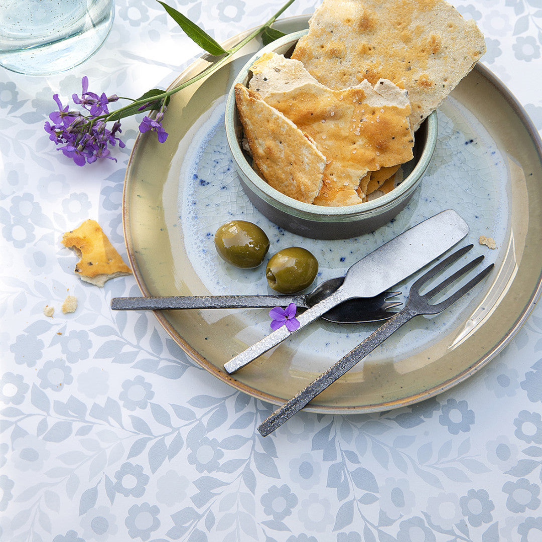 På dukat bord Wallflower Ice Grey - Lola vaxduk med blomsterrankor i olika nyanser av grått