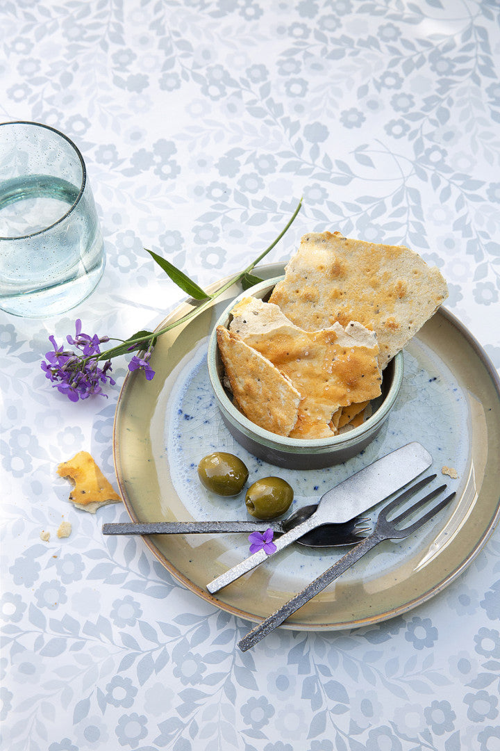 Wallflower Ice Grey - Lola vaxduk med blomsterrankor i olika nyanser av grått