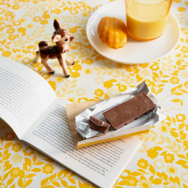 Lola vaxduk - Wallflower Saffron på dukat bord