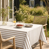 Aria Taupe/offwhite – Vaxduk med ränder i linnelook i sommarstugemiljö