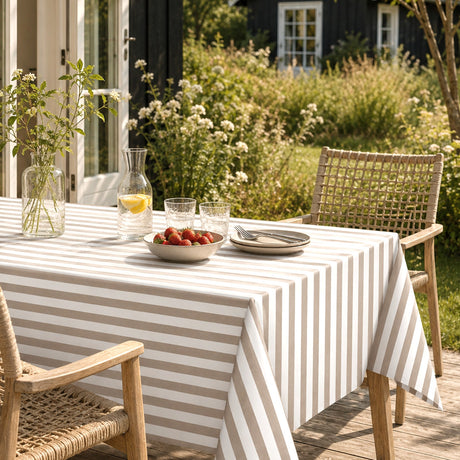 Aria Taupe/offwhite – Vaxduk med ränder i linnelook i sommarstugemiljö