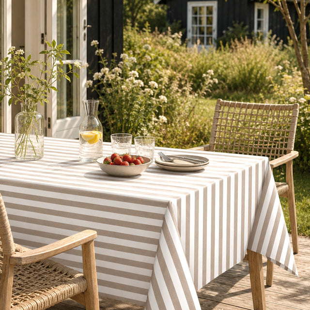 Aria Taupe/offwhite – Vaxduk med ränder i linnelook i sommarstugemiljö