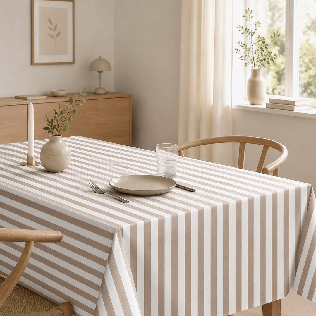 Aria Taupe/offwhite – Vaxduk med ränder i linnelook i matsalsmiljö