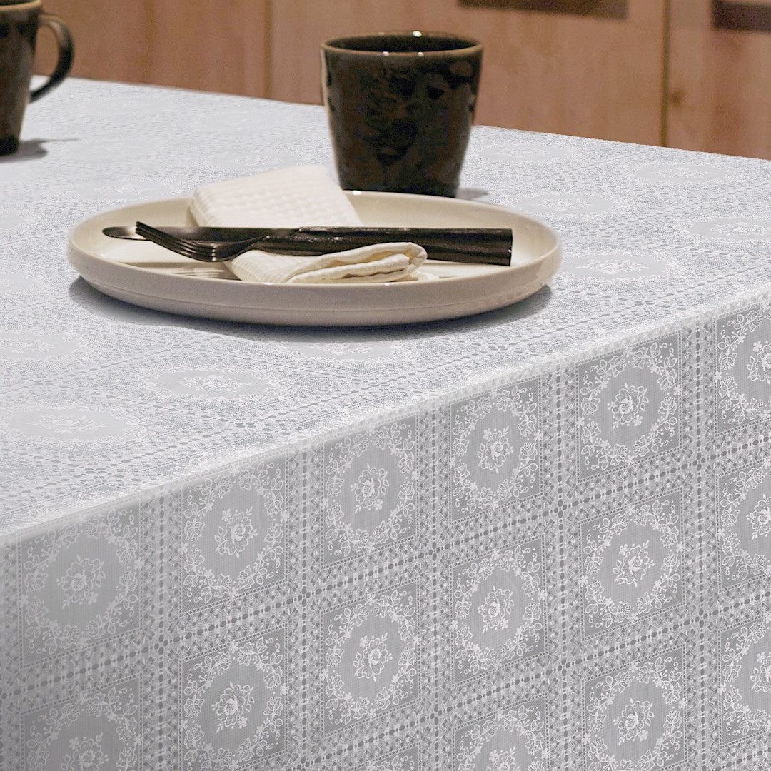 Camille Lace Vit – Klassisk vit spetsvaxduk, dukning