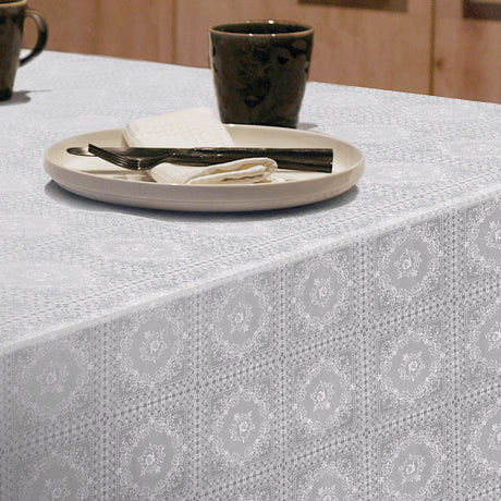 Camille Lace Vit – Klassisk vit spetsvaxduk, dukning