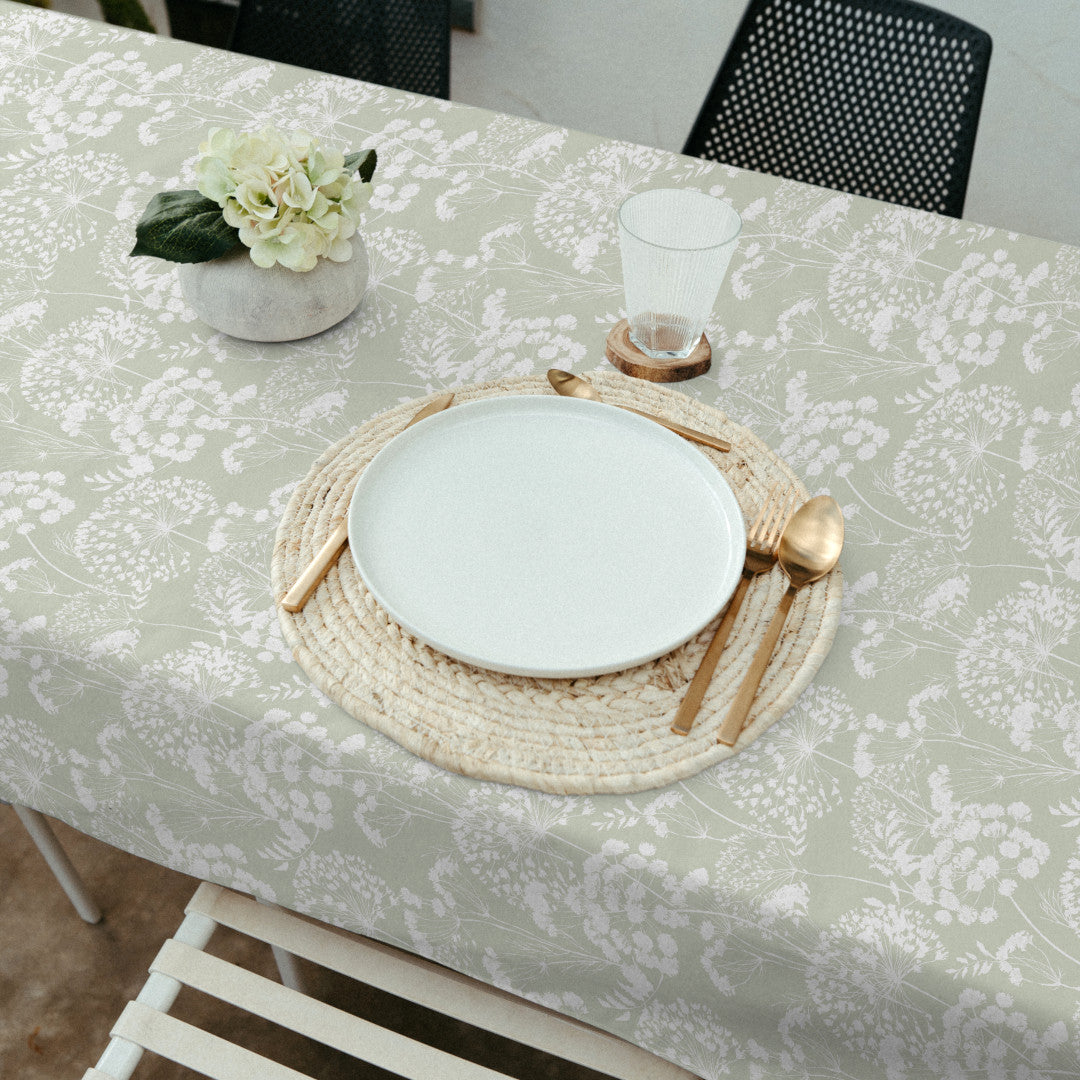 Ceres – Textilvaxduk med blomsilhuetter i dammig grön, miljöbild