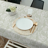 Ceres – Textilvaxduk med blomsilhuetter i dammig grön, miljöbild