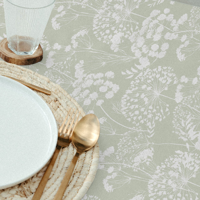 Ceres – Textilvaxduk med blomsilhuetter i dammig grön, närbild