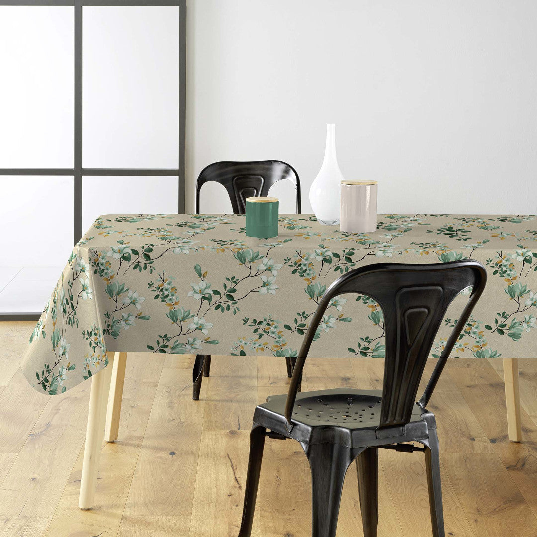 Clematite Vert – Blommig vaxduk med melerad bakgrund i varma toner, miljö