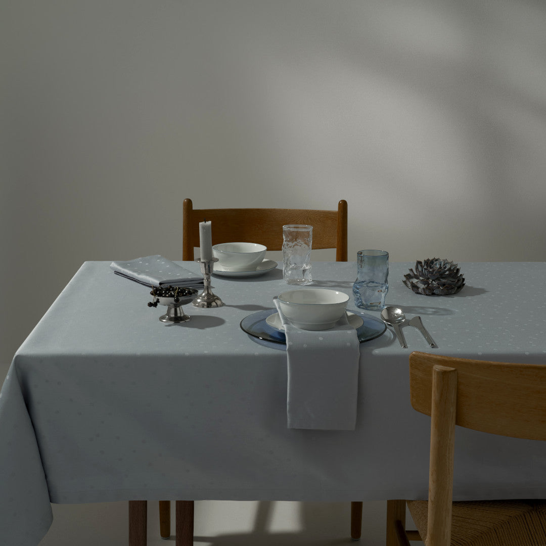 Compliments Damastduk Confetti, Mineral Blue – 150 x 350 cm, miljö