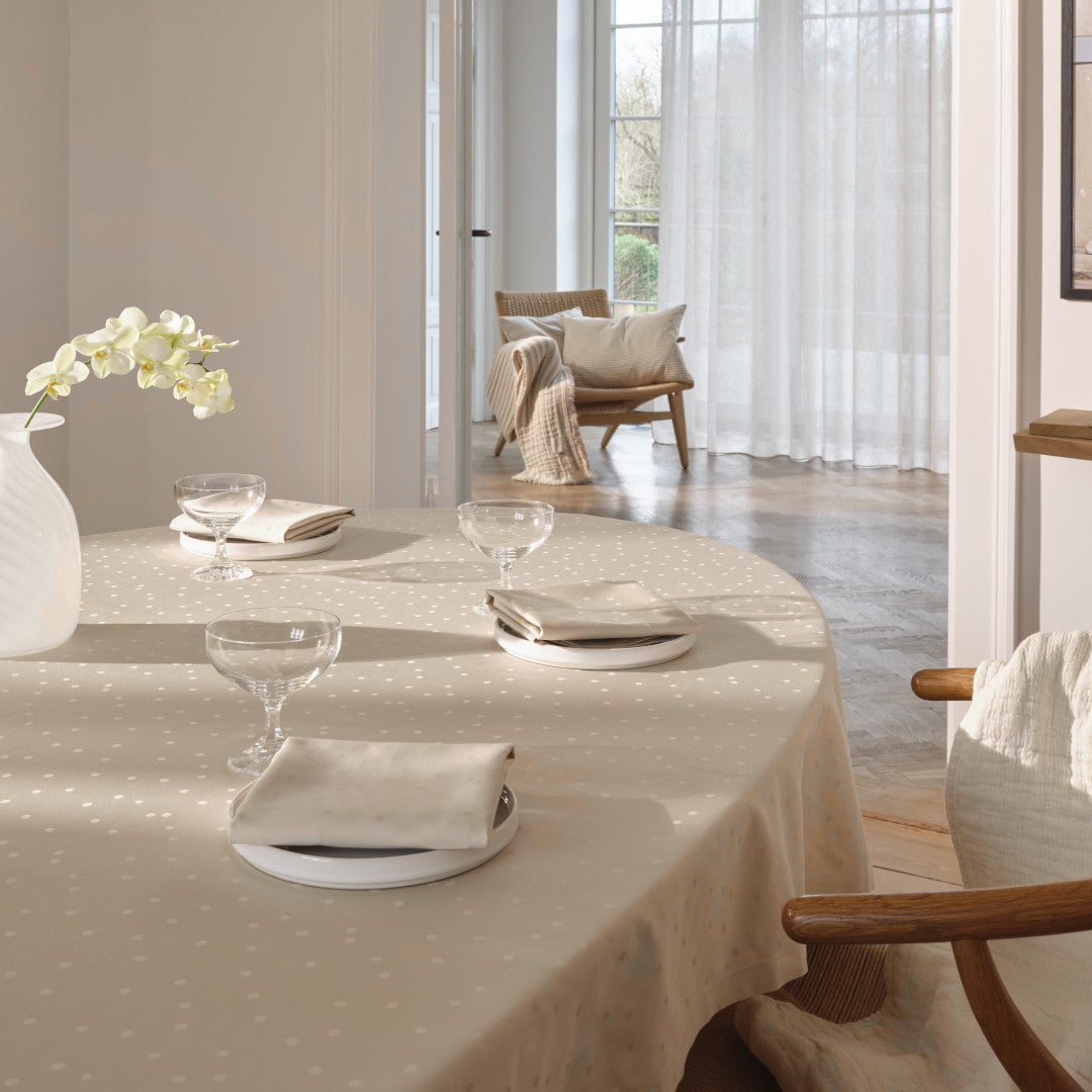 Compliments Damastduk Confetti, Moon – 150 x 300 cm, miljö