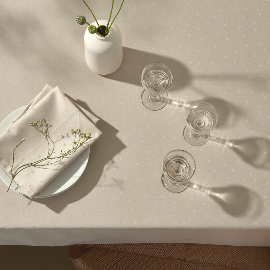 Compliments Damastduk Confetti, Moon – 150 x 300 cm, närbild