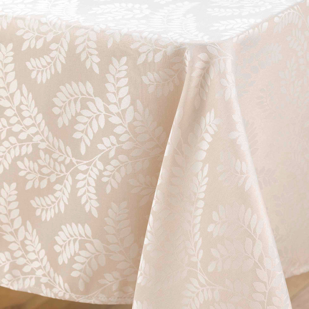 Doriane Natur – Damastduk med vävt bladmönster – 140 x 240 cm, hörn