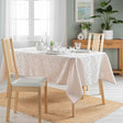 Doriane Natur – Damastduk med vävt bladmönster – 140 x 240 cm, miljö