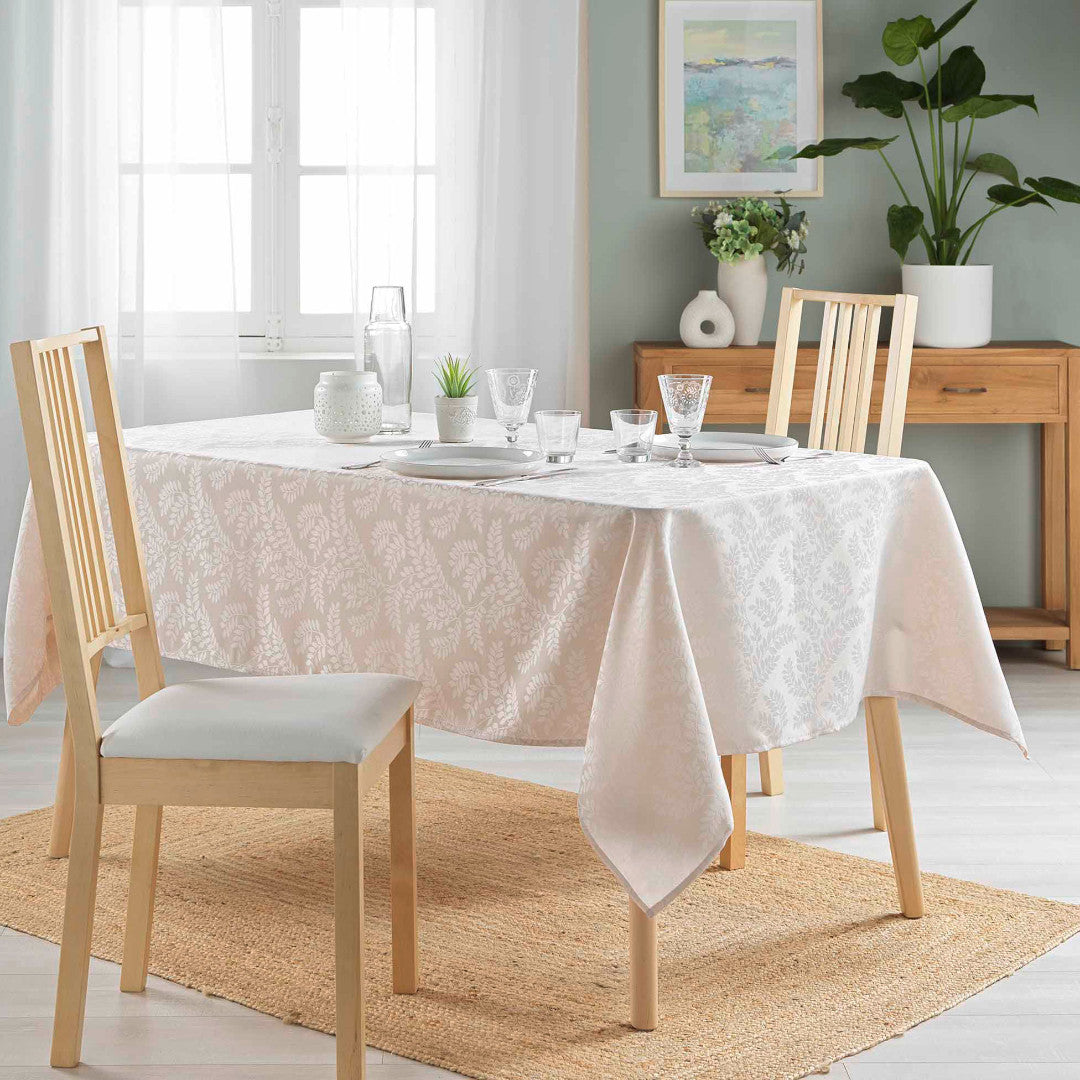 Doriane Natur – Damastduk med vävt bladmönster – 140 x 240 cm, miljö