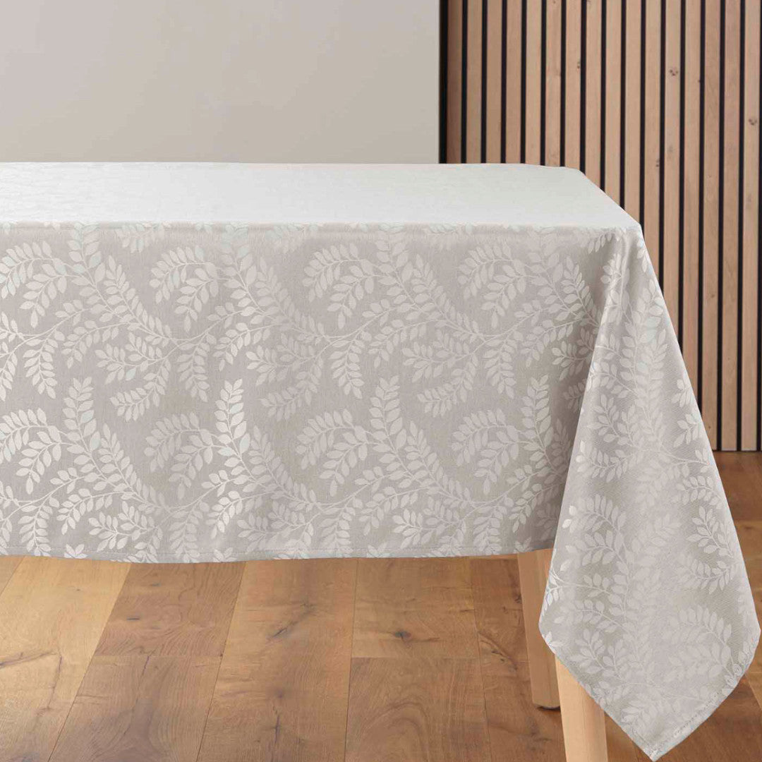 Doriane Taupe – Damastduk med vävt bladmönster – 140 x 240 cm, bord