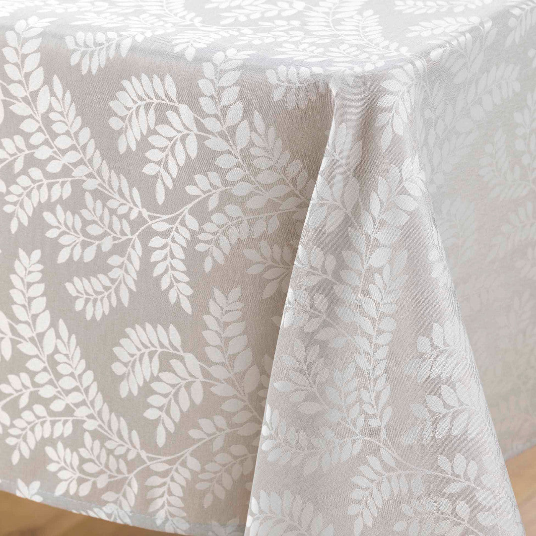 Doriane Taupe – Damastduk med vävt bladmönster – 140 x 240 cm, hörn