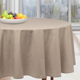 Dotea Beige – Rund damastduk med prickar, Ø 200 cm, miljö